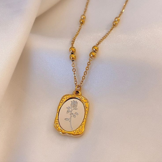 Versatile luxury pendant