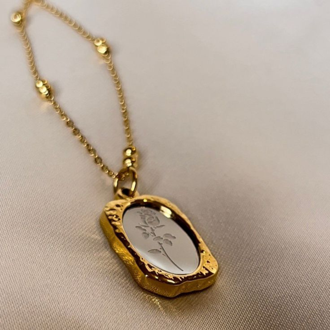 Versatile luxury pendant